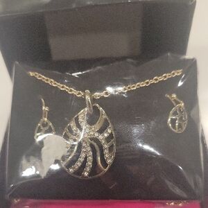 New Elegant Goldtone Pendant Necklace With Rhinestones Set